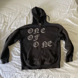 One of one - One of one hoddie. Alla stenar kvar, Storlek M, pris kan diskuteras. Skriv om ni vill ha mer bilder