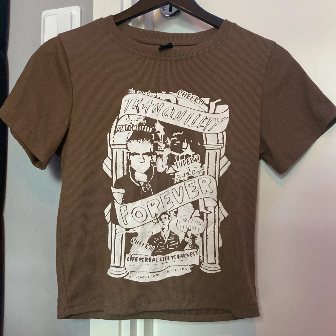 Brun kortärmad tröja med tryck