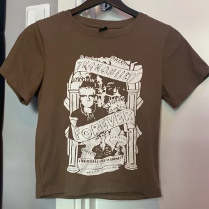 Brun kortärmad tröja med tryck - Snygg kortärmad, ribbad tröja i stolek M från shein, god shick 