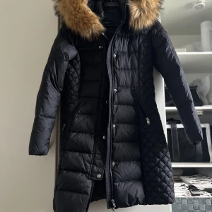 Rockandblue vinterjacka  - Jackan är i bra skick. Jag har använd det 5-6 gånger under vinter och pälsen är inte äkta 