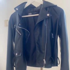 Jacka  - Säljer denna skinnjackan från zara som jag använt en gång!