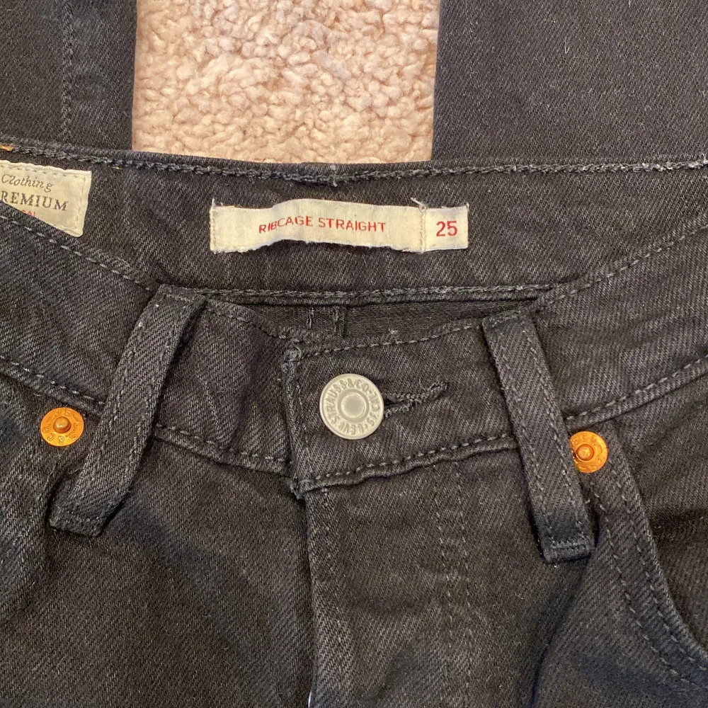 Levis W 25 L 29. Snygga svarta jeans. . Jeans & Byxor.