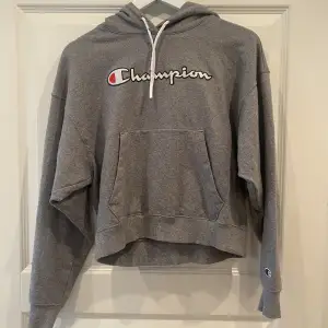 Säljer denna mörkgrå hoodie från champion då den tyvärr är för liten för mig🫶🏻