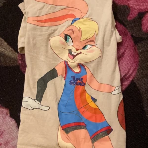 Lola basket t shirt  - En t shirt för dom som gillar basket den kostar 60kr de är min första sak att sälja hoppas nån vill köpa den , den har varit använd ca 4 gånger men den ser ny ut ❤️🙏🏻