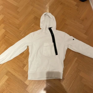 Stone island hoodie - Clean stone island hoodie, med ett litet strykjärns märke på höger hörn på framsidan