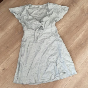 The front linen dress - Köpt från NA-KD, aldrig använd