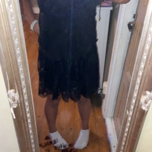 Svart kjol - Säljer denna svarta kjol den e lite kort! Bra skick, har nästan aldrig använt 