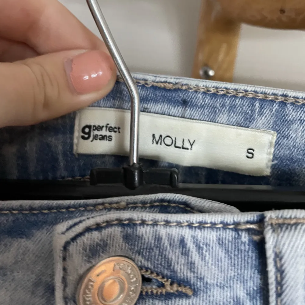 Jättefin jeanskjol som tyvärr börjat bli för små. Från Gina tricot i modellen Molly i storlek S men passar även XS. Skriv om ni är intresserade eller vill ha mer bilder. Pris kan diskuteras, köparen står för frakten! ❤️. Kjolar.