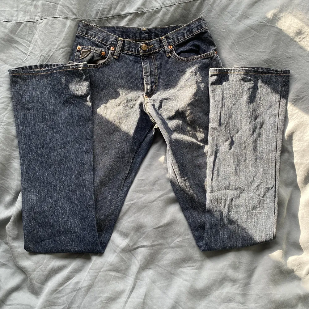 Bootcut Lois jeans som är i superbra skick!! Skriv för med bilder eller frågor, pris kan även diskuteras!❤️. Jeans & Byxor.