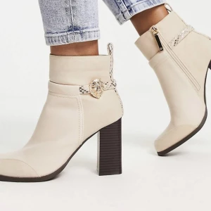 Boots med klack från River island storlek 39 - Beiga super snygga boots med klack från river island. Har endast använt en gång så de är sprillans nya. Sköna att gå i!!! Storlek 39. Köpta för 799kr