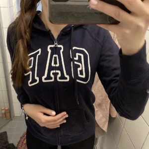 hoodie gap - mörkblå zip-up från gap. nypris: 400 💕💕
