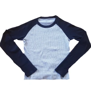 Brandy melville långärmad shirt  - I perfekt skick, säljer den eftersom jag aldrig använder den. Väldigt söt för svala kvällar i sommar! *°TRYCK INTE PÅ KÖP NU!!!°* 