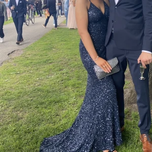 Dressroom Linne balklänning - Säljer min balklänning från dressroom! Super fint skick! Endast använd fåtal timmar och inget slitage eller hål!