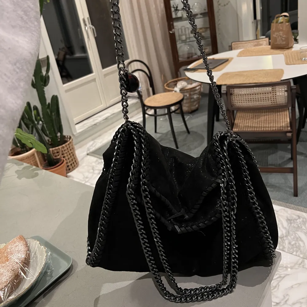 SÅ FIN svart glittrig Stella Macartny väska, modellen falabella, ser nästan  exakt ut som en äkta 💘 går och ha på flera sätt som på bilderna BUDA ENDAST OM NI KAN BETALA . Väskor.