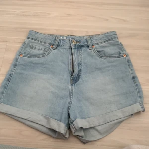 Jeansshorts  - Blåa jeansshorts använt 2 gånger 