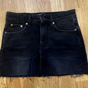 Lågmidjad minikjol - Jättefin lågmidjad mini kjol från Gina. Nypris tror jag är 349, mitt 200. Inte så överdrivet kort som många andra kortkjolar är. Säljer pga för liten. Storlek 32(Xxs/xs)