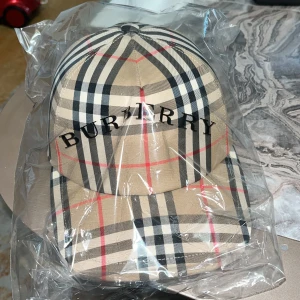 Burbery keps - Helt ny, passar inte mig storlek S.  Online kvitto finns också på att den är äkta och köpt direkt från burberys hemsida😄