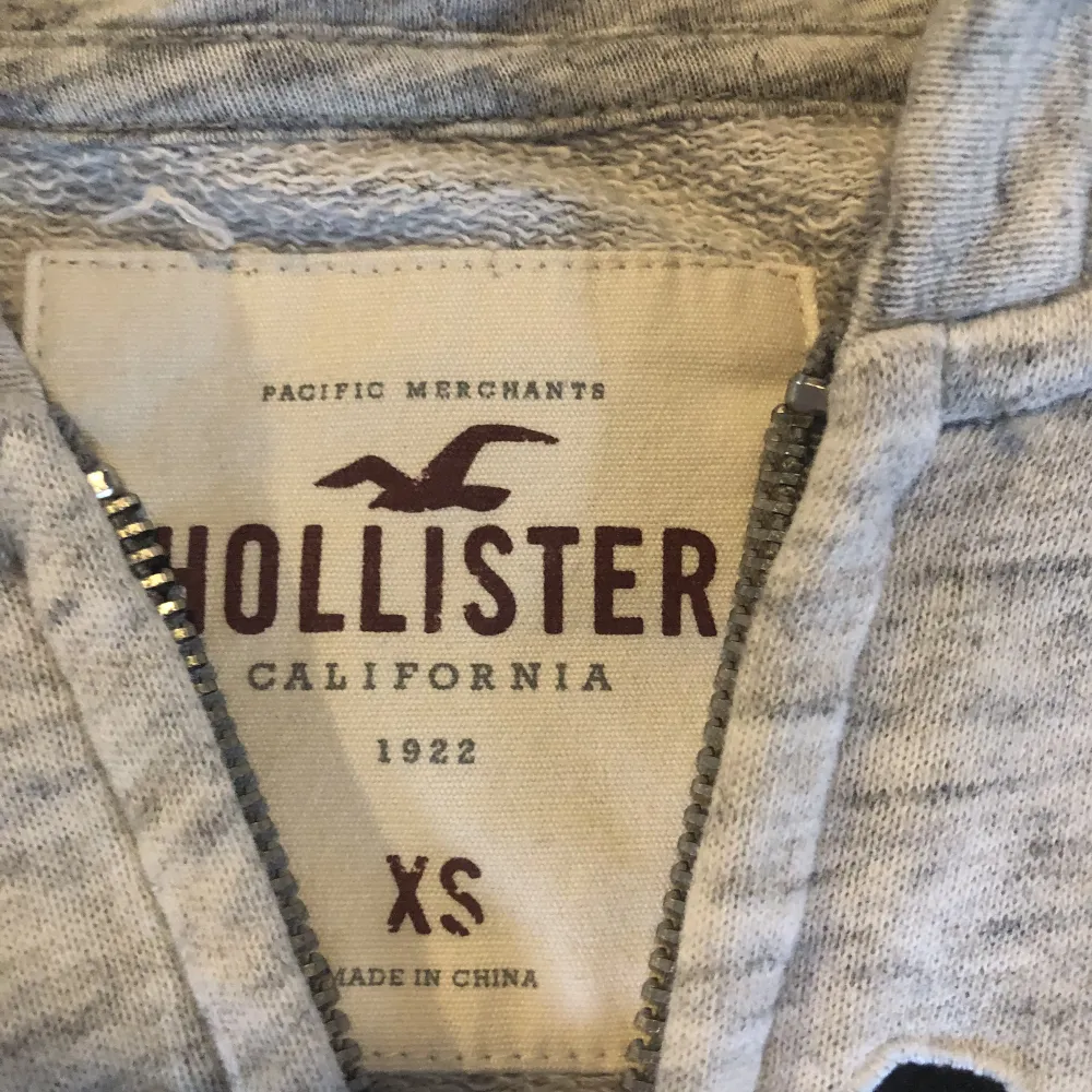 En grå Hollister hoodie i storlek XS💕I bra skick och säljer då jag inte använder den mer🫶🏼. Köp gärna genom köp nu💕. Hoodies.