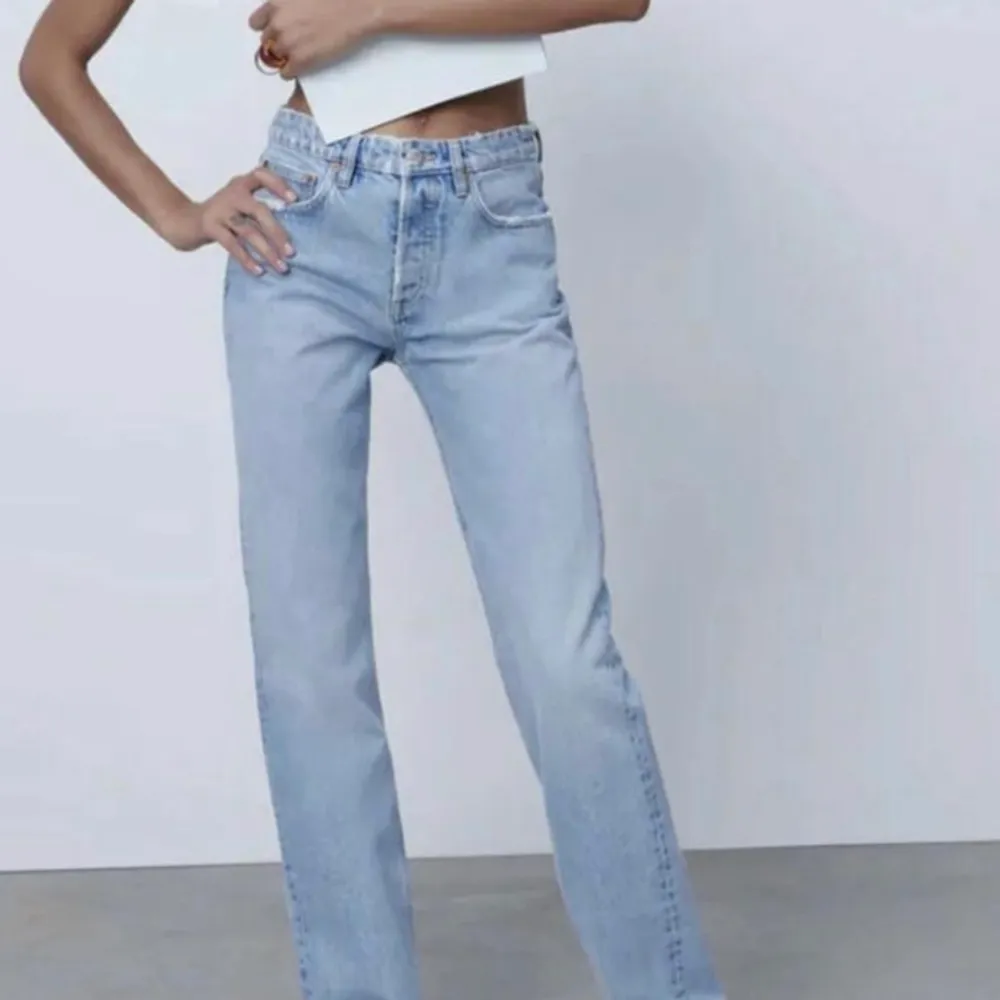 Säljer fina jeans från zara. I två olika färger, mörkgrå/ svart och ljusblå. Båda jeansen är i samma model. Nypris 399kr/st säljer för 125kr/st. Jeans & Byxor.