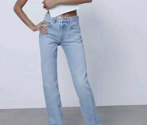 Säljer fina jeans från zara. I två olika färger, mörkgrå/ svart och ljusblå. Båda jeansen är i samma model. Nypris 399kr/st säljer för 125kr/st