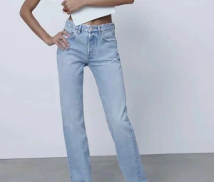Fina jeans - Säljer fina jeans från zara. I två olika färger, mörkgrå/ svart och ljusblå. Båda jeansen är i samma model. Nypris 399kr/st säljer för 125kr/st
