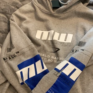 Madlady tröja  - Denna hoodie ifrån madlady som inte säljs längre, orginal pris 600.