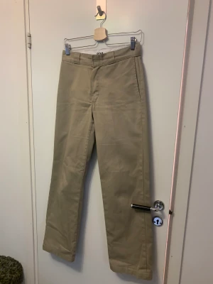 Beiga dickies 874 - Beiga dickies. Har lite slitningar fram (se bild) annars i fint skick