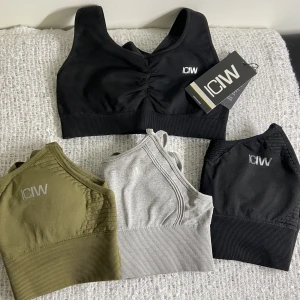 ICIW sport-bh  - Säljes billigt 🫶🏼 samtliga toppar är i storlek S. Svart sportbh med prislapp är oanvänd  - 100kr + frakt 📦  Resterande sportbh-ar är välanvända därav priset - 50kr styck + frakt 📦   Skriv gärna vid frågor 🫶🏼