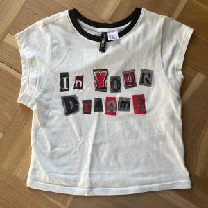 Croppad T-shirt med tryck från H&M divided köpt 2021. Använd en gång, i bra skick.