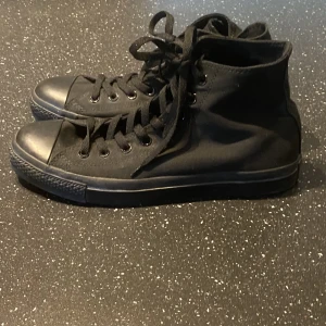 Converse skor - Säljer min pappas skor som aldrig kommer till användning. Köpta för länge sedan men knappt använda. De är äkta och är i utmärkt skick. De är i storlek 44,5. Säljer för 300 pris kan diskuteras.