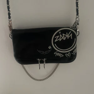 zadig väska - säljer min zadig väska, den är lite sliten på baksidan men inget man tänker på. Den är limited edition o köpt på zalando. 1400 nypris