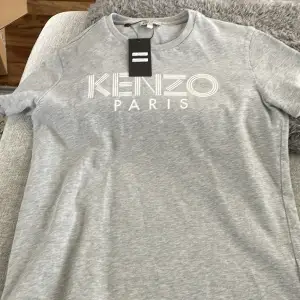 En helt ny Kenzo t shirt i grå.  Den är för kids Nypris: runt 650kr Pris 500kr Pris går att disskutera