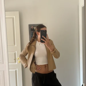 Läder jacka - Läderjacka köpt vintage i london, passar s/xs. Finns ett litet jack på framsidan skriv så skickar jag bild på det. Annars fint skick för vintage⭐️