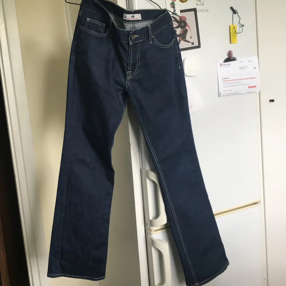 Fräscha mörkblå jeans med flare, low waist. Waist 32. Midjemått 84 cm, innerbenslängd 78,5 cm.. Jeans & Byxor.