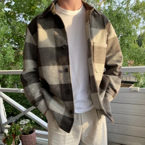 Uniqlo overshirt - Snygg overshirt med fint mönster som är köpt på uniqlo för ca700kr mitt pris 300kr använd fåtal gånger.🔥