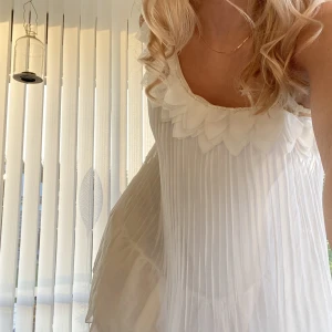 Klänning  - Supersöt klänning med volanger🥰  Går att ha som one shoulder, men finns ett extra axelband. Det breda axelbandet är uppsytt (går att sprätta upp)  Och det smala axelbandet är justerbart, därav storleksintervallet. Står ingen storlek i klänningen🫶🏼