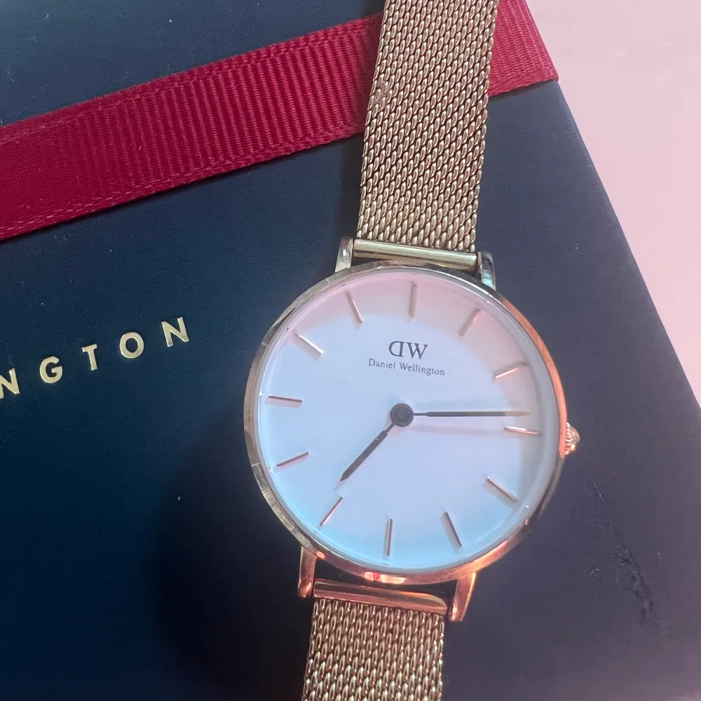 (Tryck ej köp)!  Daniel Wellington petite evergold 28 mm klocka säljes då den inte kommer till användning. Har inte använt den många gånger vilket gör att den är i fint och välvårdat skick🌷🩷. Originalförpackning följer med! . Accessoarer.