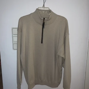 Halfzip Tröja Beige  - En skön halfzip tröja, storlek L 