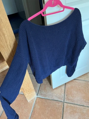 Marinblå stickad tröja  - Superfin stickad tröja som faller ner lite på axlarna, perfekt till sommaren!💗 