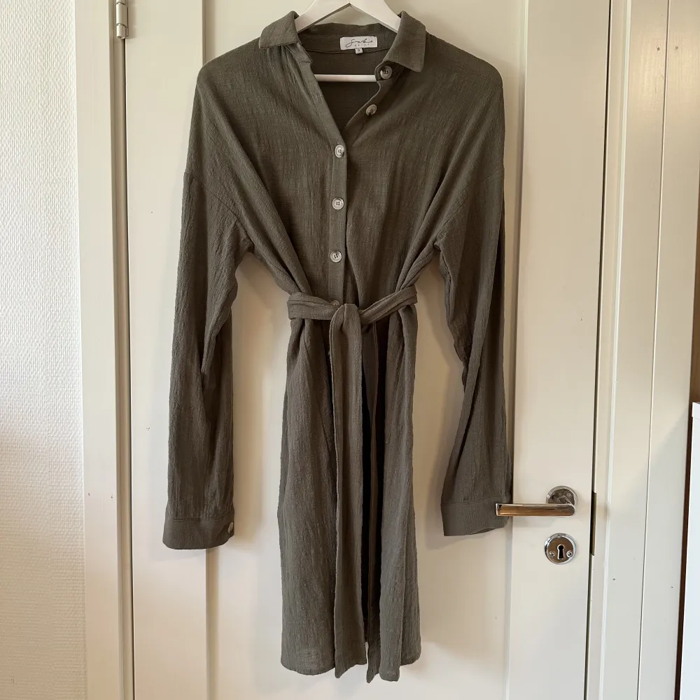 Mörkgrön klänning från Sabo Skirt, endast använd en gång. Jättefint skick och bra kvalitet 💚. Mekot.