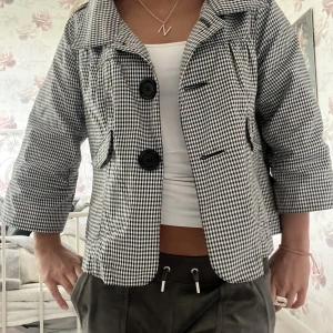 Trekvartsärmad jacka  - Säljer denna rutiga jacka💕
