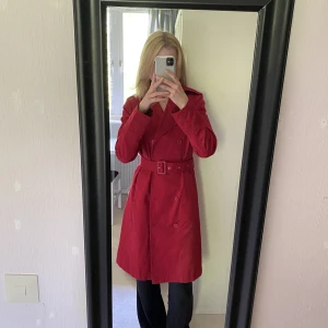Röd trenchcoat - Röd trenchcoat från hm i storlek S. Fint skick då den knappt är använd