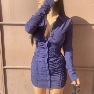 Klänning Zara - Ruched mini klänning från Zara Helt slutsåld  Storlek S Färg blå / navy  Långa ärmar och knappar  Aldrig använd Obs lånade bilder!