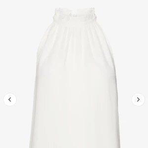 Blus  - Jätte fin vit blus från HM i storlek xs. Helt ny säljer pågrund av att det inte riktigt är min stil