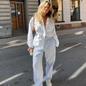 Djerf Avenue breezy pants blue stripe - Djerf Avenue breezy pants i storlek S. Helt oanvända med lappen kvar! Nypris 1199kr 🫶🏽