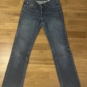 Blåa jeans  - Snygga blåa jenas som är lågmidjade. Jag säljer efter jeansen är lite för små för mig 