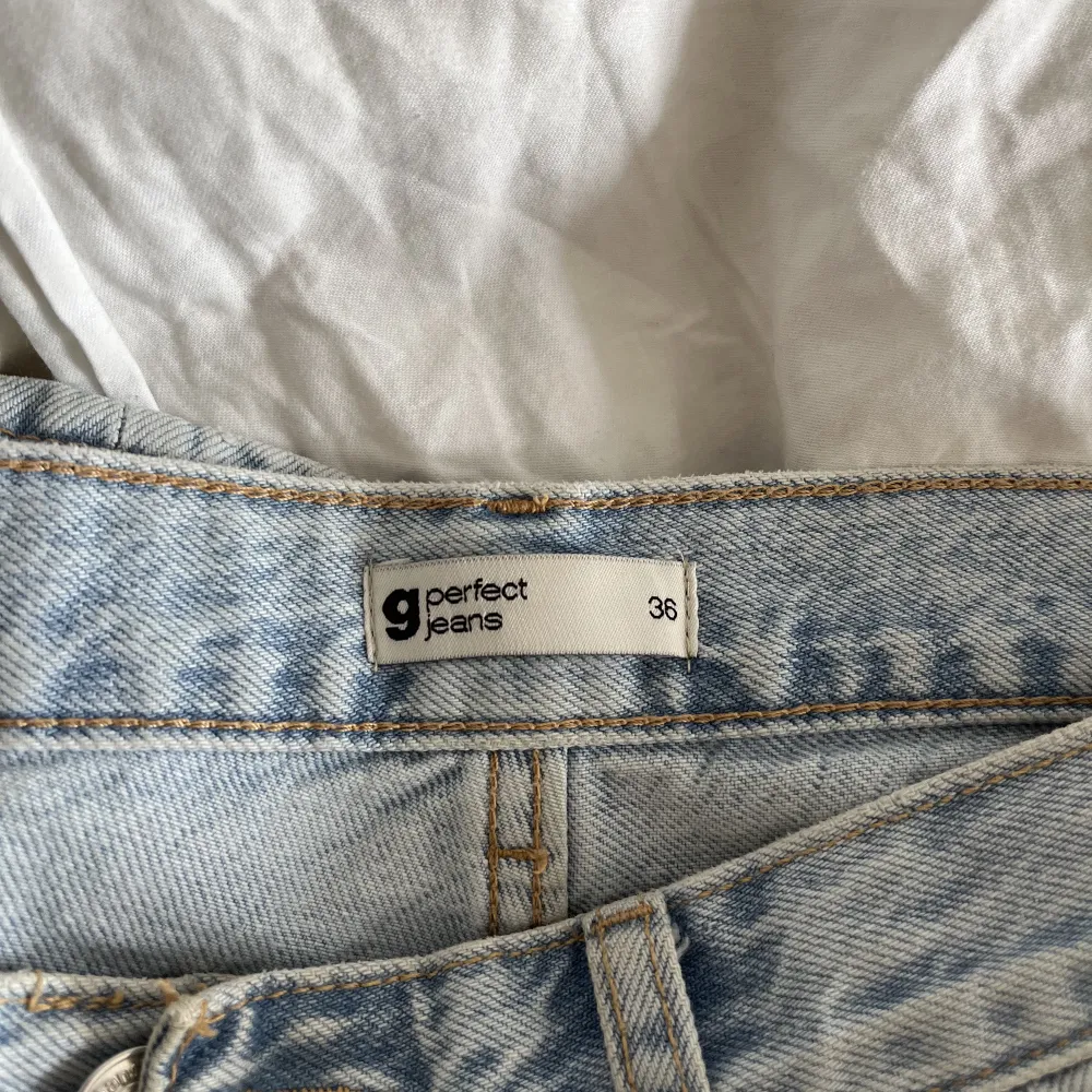 Low waist straight jeans från Gina Tricot i storlek 36. Jag använder inte dem så därför säljer jag. De är ljusblåa och knappt använda. . Jeans & Byxor.