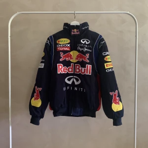 Redbull Racing Jacka - I stort sätt oanvänd. Sitter lite croppad men passar perfekt både large och medium.
