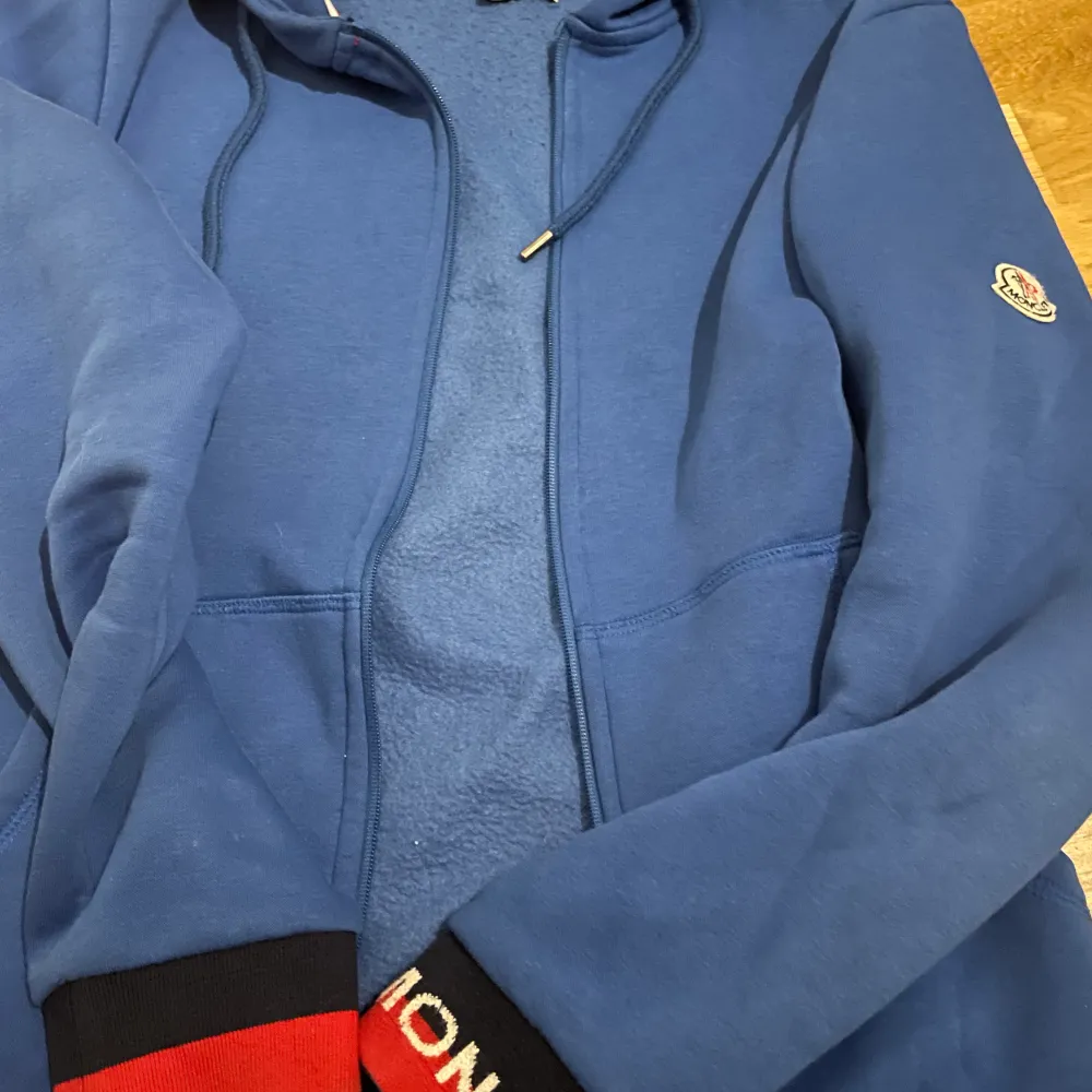 Hej! Säljer min moncler Kofta jag använd nu i 1 år säljs pågrund av att jag vuxit i den, den är storlek S men passar dessutom M, mycket bra skick. Hoodies.