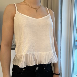 Vit topp - Säljer min vita topp eftersom jag inte använder den längre. Köpt utomlands. Strl XS.